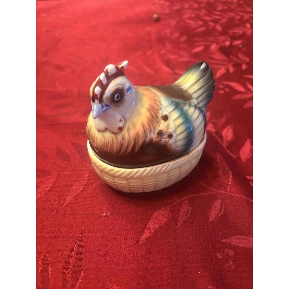Ceramic Hen-Shaped Salt and Pepper Shaker Set with Basket
